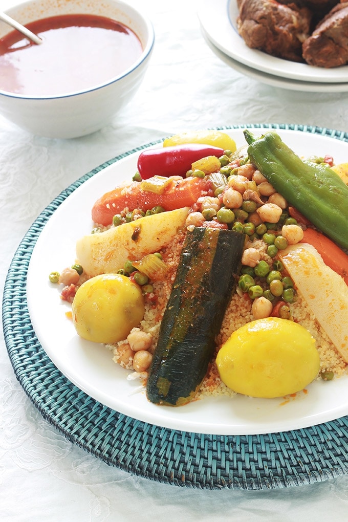 Recette du couscous algérien aux légumes en sauce, tel que le faisait ma mère, avec ou sans viande (couscous végétarien). Avec ou sans couscoussier. Un plat unique, complet, sain et réconfortant que vous pouvez adapter selon vos goûts, en variant les légumes, les épices et/ou la viande.