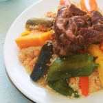 Couscous marocain aux légumes et à la viande, la recette traditionnelle de base. Un plat complet familial à base de légumes frais, légumes secs et viande (boeuf, agneau ou poulet). Vous pouvez faire une version végétarienne / vegan en omettant la viande et en mettant plus de légumes secs.