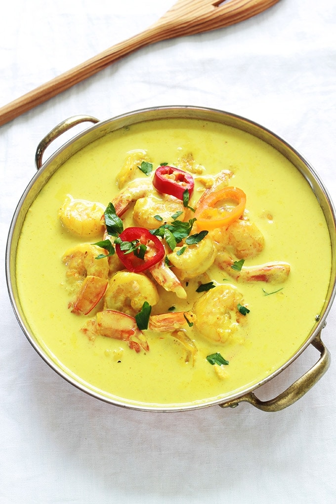 Recette du curry de crevettes aux lait de coco, un plat facile, rapide et vraiment délicieux. Composé de crevettes, oignon, ail, curry en poudre et lait de coco. Un régal avec du riz, des pommes de terre ou autres légumes. Ou tout simplement avec du pain!