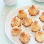 Rochers à la noix de coco (ou rochers coco, congolais), seulement 3 ingrédients, sans farine de blé, sans gluten. Faciles et rapides (15 minutes). Composés de noix de coco râpée, sucre et blancs d'oeufs. Ils sont à la fois moelleux et croustillants.