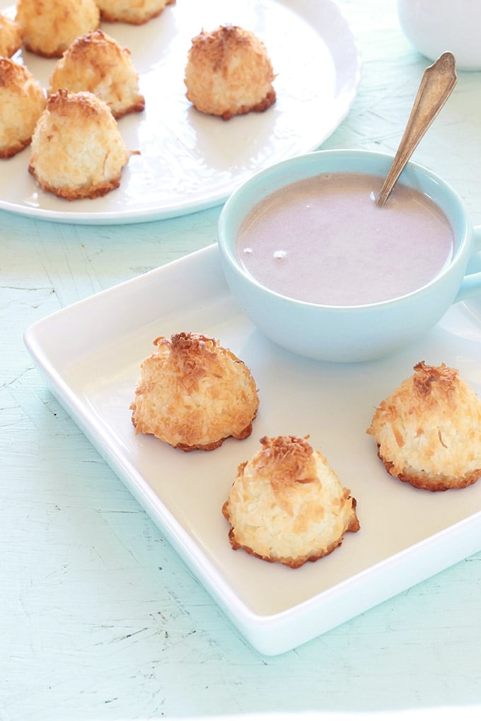 Rochers à la noix de coco (ou rochers coco, congolais), seulement 3 ingrédients, sans farine de blé, sans gluten. Faciles et rapides (15 minutes). Composés de noix de coco râpée, sucre et blancs d'oeufs. Ils sont à la fois moelleux et croustillants.