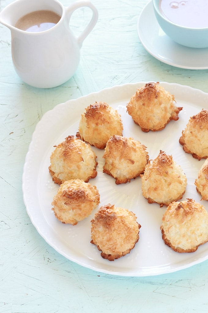 Rochers à la noix de coco (ou rochers coco, congolais), seulement 3 ingrédients, sans farine de blé, sans gluten. Faciles et rapides (15 minutes). Composés de noix de coco râpée, sucre et blancs d'oeufs. Ils sont à la fois moelleux et croustillants.