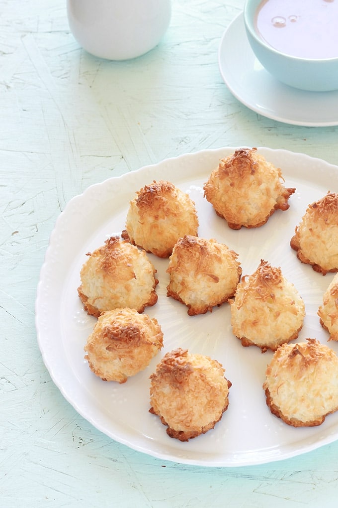 Rochers à la noix de coco (ou rochers coco, congolais), seulement 3 ingrédients, sans farine de blé, sans gluten. Faciles et rapides (15 minutes). Composés de noix de coco râpée, sucre et blancs d'oeufs. Ils sont à la fois moelleux et croustillants.