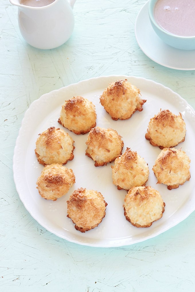 Rochers à la noix de coco (ou rochers coco, congolais), seulement 3 ingrédients, sans farine de blé, sans gluten. Faciles et rapides (15 minutes). Composés de noix de coco râpée, sucre et blancs d'oeufs. Ils sont à la fois moelleux et croustillants.