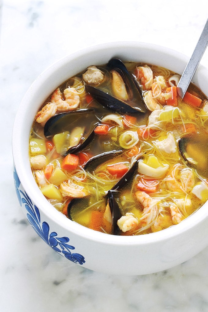 Soupe au poulet et/ou fruits de mer, vermicelles chinois et légumes. Une soupe repas facile et rapide, idéale pour les jours de semaine où l'on manque de temps. Elle est complète et sans gluten puisque les vermicelles utilisés sont faits à base de riz.