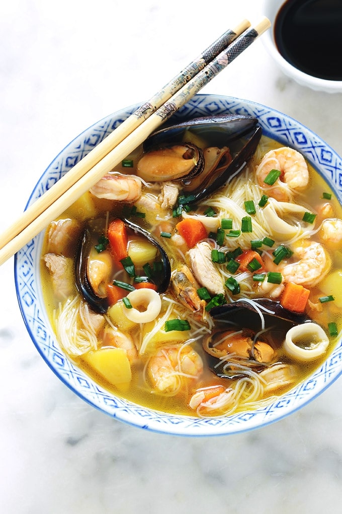 Recette d'inspiration asiatique : soupe au poulet et/ou fruits de mer, vermicelles chinois et légumes. Une soupe repas facile et rapide, idéale pour les jours de semaine où l'on manque de temps. Elle est complète et sans gluten puisque les vermicelles utilisés sont faits à base de riz.