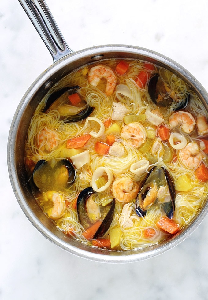 Soupe au poulet et/ou fruits de mer, vermicelles chinois et légumes. Une soupe repas facile et rapide, idéale pour les jours de semaine où l'on manque de temps. Elle est complète et sans gluten puisque les vermicelles utilisés sont faits à base de riz.