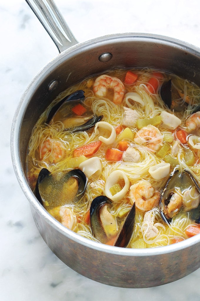 Soupe au poulet et/ou fruits de mer, vermicelles chinois et légumes. Une soupe repas facile et rapide, idéale pour les jours de semaine où l'on manque de temps. Elle est complète et sans gluten puisque les vermicelles utilisés sont faits à base de riz.