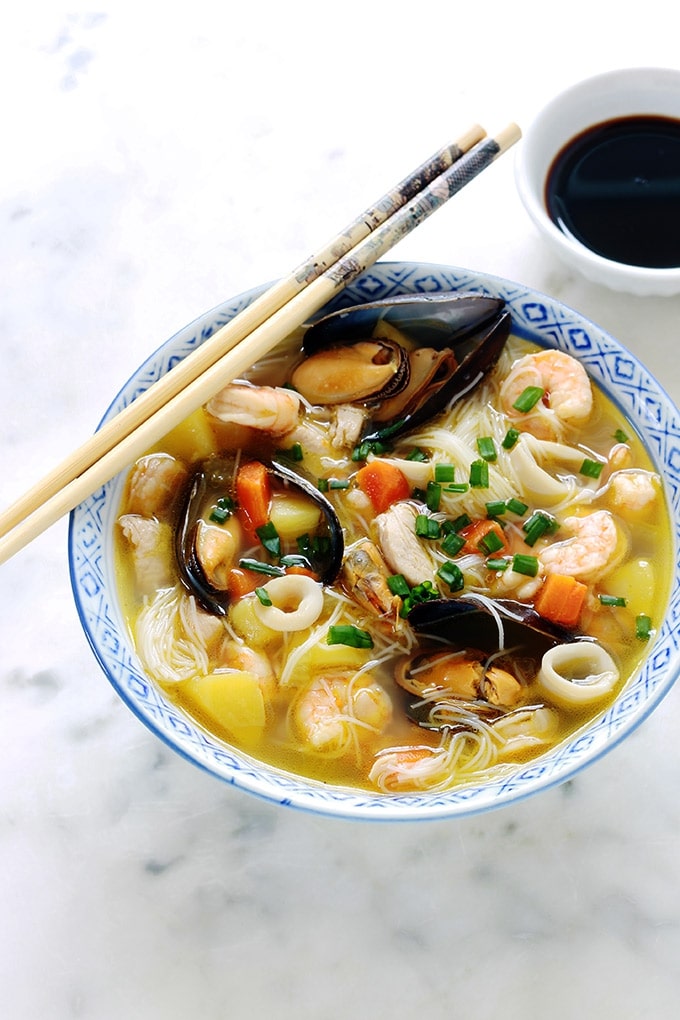 Soupe au poulet et/ou fruits de mer, vermicelles chinois et légumes. Une soupe repas facile et rapide, idéale pour les jours de semaine où l'on manque de temps. Elle est complète et sans gluten puisque les vermicelles utilisés sont faits à base de riz.