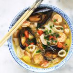 Soupe au poulet et/ou fruits de mer, vermicelles chinois et légumes. Une soupe repas facile et rapide, idéale pour les jours de semaine où l'on manque de temps. Elle est complète et sans gluten puisque les vermicelles utilisés sont faits à base de riz.