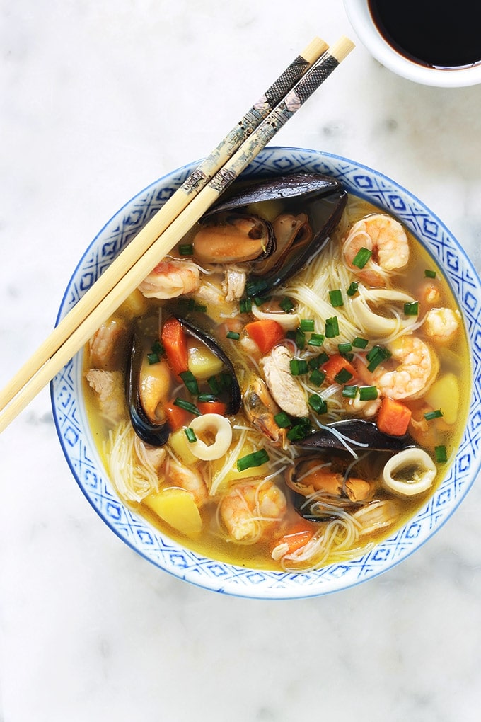 Soupe au poulet et/ou fruits de mer, vermicelles chinois et légumes. Une soupe repas facile et rapide, idéale pour les jours de semaine où l'on manque de temps. Elle est complète et sans gluten puisque les vermicelles utilisés sont faits à base de riz.