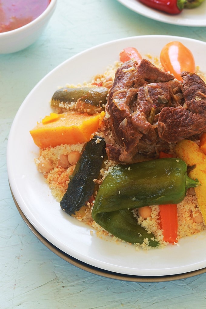 Couscous marocain aux légumes et à la viande, la recette traditionnelle de base. Un plat complet familial à base de légumes frais, légumes secs et viande (boeuf, agneau ou poulet). Vous pouvez faire une version végétarienne / vegan en omettant la viande et en mettant plus de légumes secs.