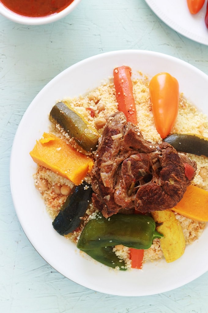 Couscous marocain aux légumes et à la viande, la recette traditionnelle de base. Un plat complet familial à base de légumes frais, légumes secs et viande (boeuf, agneau ou poulet). Vous pouvez faire une version végétarienne / vegan en omettant la viande et en mettant plus de légumes secs.