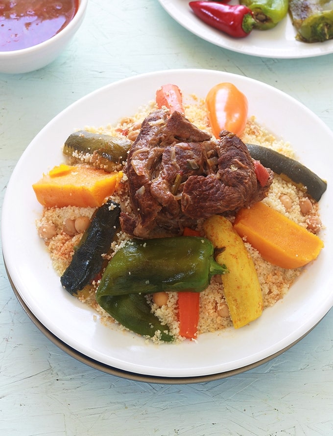 Couscous marocain aux légumes et à la viande, la recette traditionnelle de base. Un plat complet familial à base de légumes frais, légumes secs et viande (boeuf, agneau ou poulet). Vous pouvez faire une version végétarienne / vegan en omettant la viande et en mettant plus de légumes secs.