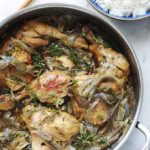 Recette des cuisses de poulet aux oignons confits, simple mais tellement bon. Un plat économique avec un minimum d’ingrédients. Vous pouvez le parfumer avec : du thym et du romarin, ou des herbes de Provence ou italiennes. Délicieux avec du riz, mais aussi avec du couscous, des pommes de terre ou des pâtes.