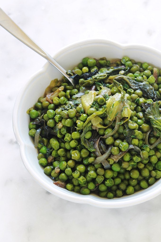 Petits pois à la française : des petits pois mijotés avec de la laitue, oignon, éventuellement des lardons. Le tout cuit dans un peu de bouillon. Vous pouvez utiliser des petits pois frais écossés, surgelés ou même en boîte. Un plat simple, rapide et bon pour accompagner viandes, volaille et poisson.