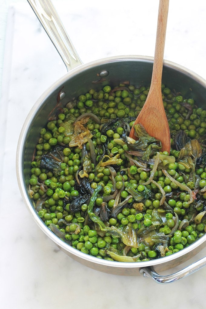 Petits pois à la française : des petits pois mijotés avec de la laitue, oignon, éventuellement des lardons. Le tout cuit dans un peu de bouillon. Vous pouvez utiliser des petits pois frais écossés, surgelés ou même en boîte. Un plat simple, rapide et bon pour accompagner viandes, volaille et poisson.