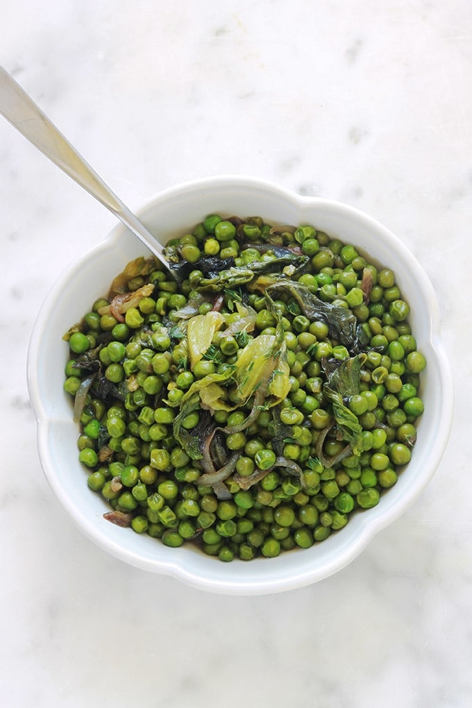 Petits pois à la française : des petits pois mijotés avec de la laitue, oignon, éventuellement des lardons. Le tout cuit dans un peu de bouillon. Vous pouvez utiliser des petits pois frais écossés, surgelés ou même en boîte. Un plat simple, rapide et bon pour accompagner viandes, volaille et poisson.