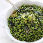 Petits pois à la française : des petits pois mijotés avec de la laitue, oignon, éventuellement des lardons. Le tout cuit dans un peu de bouillon. Vous pouvez utiliser des petits pois frais écossés, surgelés ou même en boîte. Un plat simple, rapide et bon pour accompagner viandes, volaille et poisson.