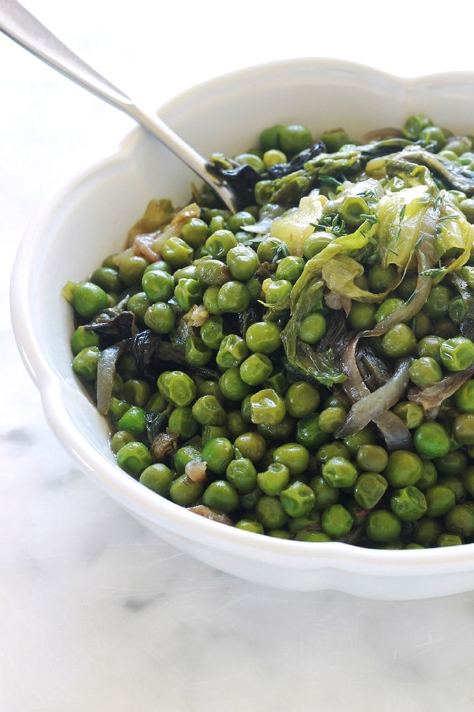 Petits pois à la française : des petits pois mijotés avec de la laitue, oignon, éventuellement des lardons. Le tout cuit dans un peu de bouillon. Vous pouvez utiliser des petits pois frais écossés, surgelés ou même en boîte. Un plat simple, rapide et bon pour accompagner viandes, volaille et poisson.