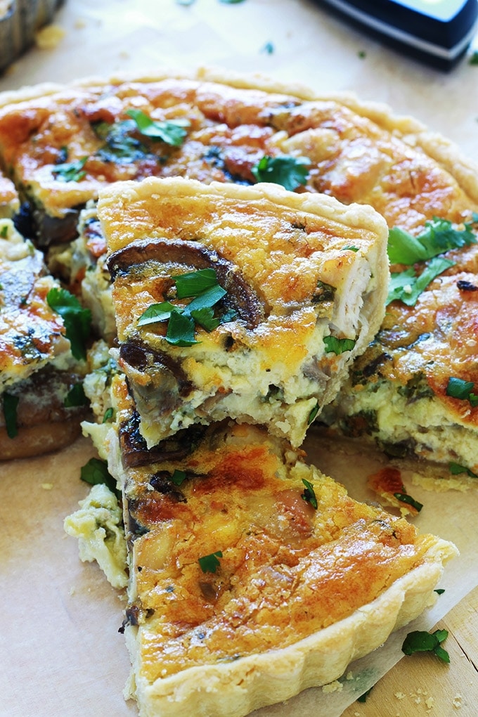 Recette de la quiche au poulet et champignons. Simple, facile, rapide et économique. Du blanc de poulet, des champignons, du fromage et un appareil à quiche. Vous pouvez utiliser des restes de poulet cuit (poulet rôti par ex.) Elle peut constituer un repas complet avec une petite salade. A servir chaude ou froide.