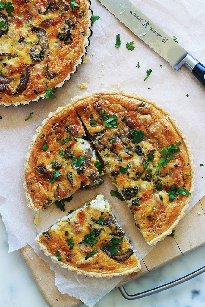 Recette de la quiche au poulet et champignons. Simple, facile, rapide et économique. Du blanc de poulet, des champignons, du fromage et un appareil à quiche. Vous pouvez utiliser des restes de poulet cuit (poulet rôti par ex.) Elle peut constituer un repas complet avec une petite salade. A servir chaude ou froide.