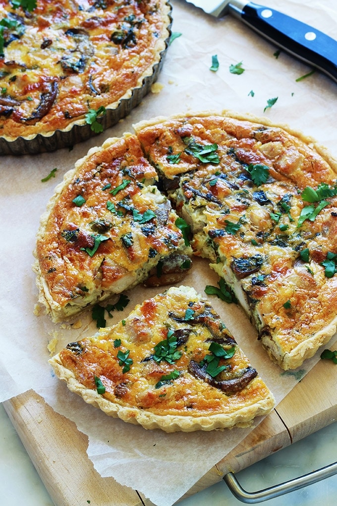 Recette de la quiche au poulet et champignons. Simple, facile, rapide et économique. Du blanc de poulet, des champignons, du fromage et un appareil à quiche. Vous pouvez utiliser des restes de poulet cuit (poulet rôti par ex.) Elle peut constituer un repas complet avec une petite salade. A servir chaude ou froide.