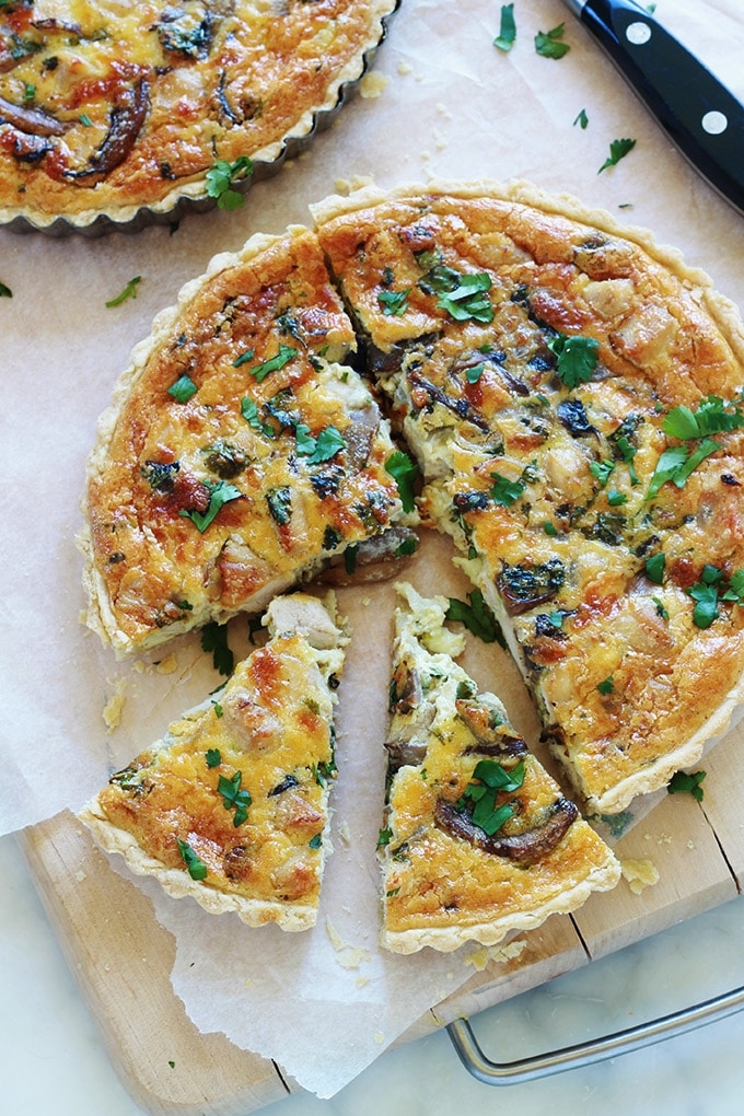 Recette de la quiche au poulet et champignons. Simple, facile, rapide et économique. Du blanc de poulet, des champignons, du fromage et un appareil à quiche. Vous pouvez utiliser des restes de poulet cuit (poulet rôti par ex.) Elle peut constituer un repas complet avec une petite salade. A servir chaude ou froide.