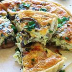 Recette de la quiche au poulet et champignons. Simple, facile, rapide et économique. Du blanc de poulet, des champignons, du fromage et un appareil à quiche. Vous pouvez utiliser des restes de poulet cuit (poulet rôti par ex.) Elle peut constituer un repas complet avec une petite salade. A servir chaude ou froide.