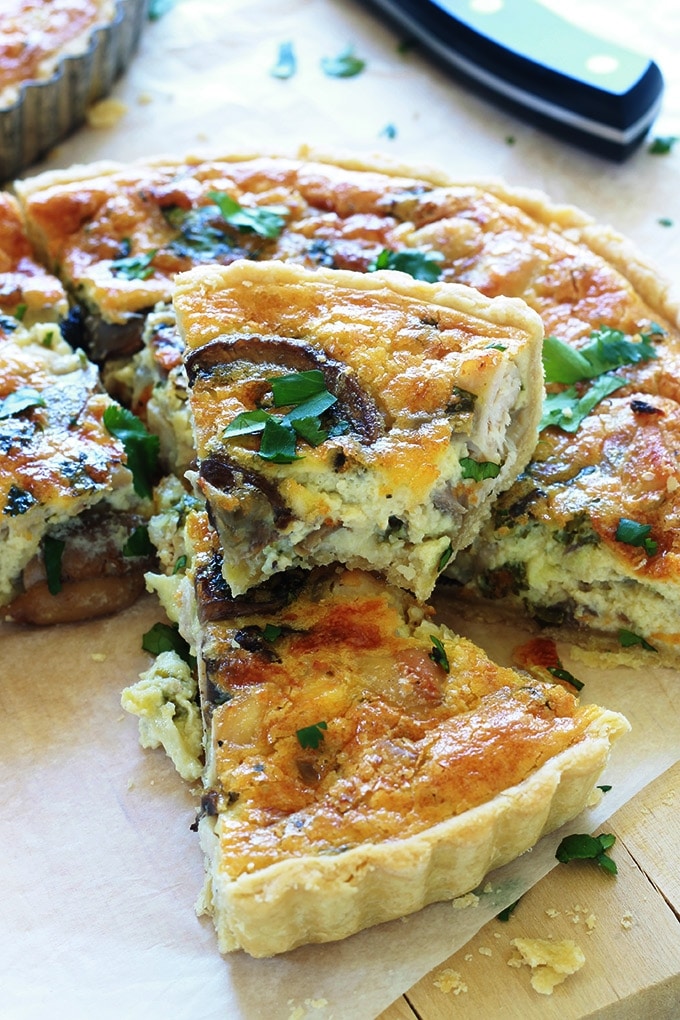 Recette de la quiche au poulet et champignons. Simple, facile, rapide et économique. Du blanc de poulet, des champignons, du fromage et un appareil à quiche. Vous pouvez utiliser des restes de poulet cuit (poulet rôti par ex.) Elle peut constituer un repas complet avec une petite salade. A servir chaude ou froide.