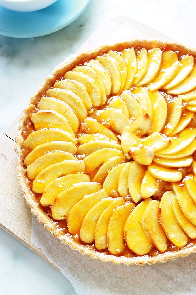 Tarte aux pommes avec compote de pommes, une recette facile et rapide. Composée de pâte brisée, compote de pommes maison (ou du commerce), pommes. Délicieuse tiède ou froide, avec une boule de glace ou de la crème fraîche pour les plus gourmands. Je vous donne ici la recette, mais aussi quelques conseils pour réussir votre tarte aux pommes avec compote.