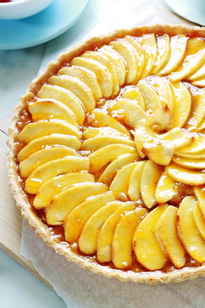 Tarte aux pommes avec compote de pommes, une recette facile et rapide. Composée de pâte brisée, compote de pommes maison (ou du commerce), pommes. Délicieuse tiède ou froide, avec une boule de glace ou de la crème fraîche pour les plus gourmands. Je vous donne ici la recette, mais aussi quelques conseils pour réussir votre tarte aux pommes avec compote.