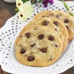 Délicieux cookies aux pépites de chocolat de Pierre Hermé. Une recette facile et rapide à faire. Ca plait à tout le monde ! Petits et grands. Si vous avez des enfants, vous pouvez les préparer avec eux, moi je les fais avec ma fille ! Ils sont superbes pour le goûter.