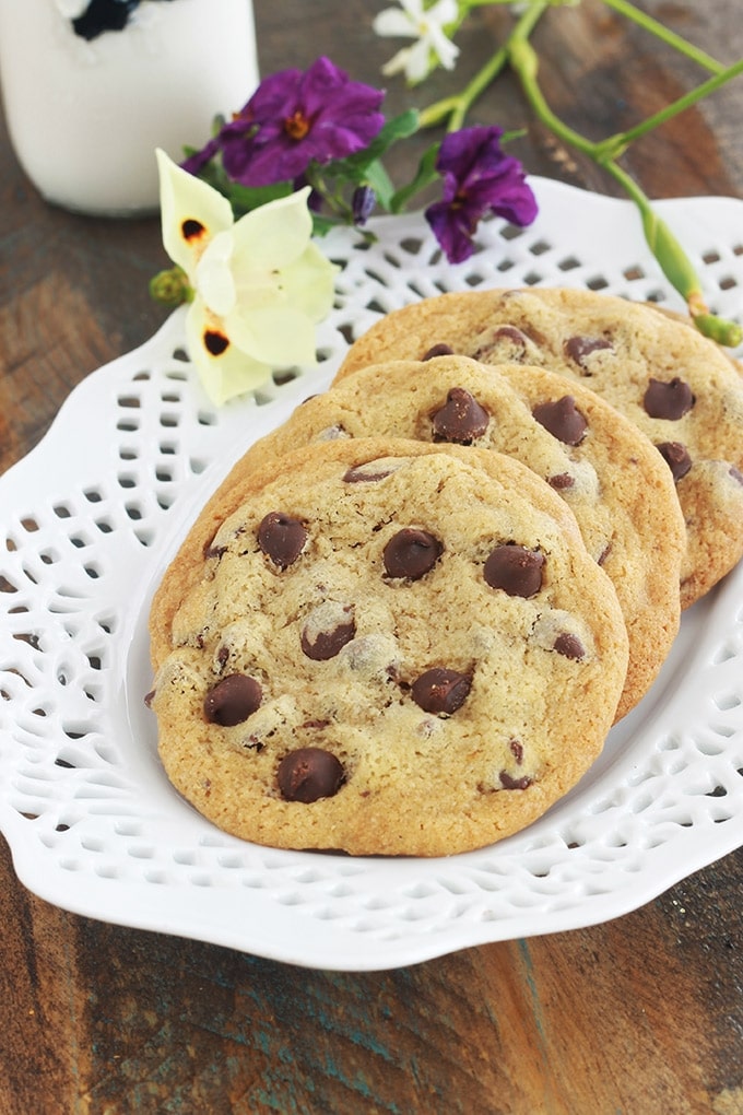 Délicieux cookies aux pépites de chocolat de Pierre Hermé. Une recette facile et rapide à faire. Ca plait à tout le monde ! Petits et grands. Si vous avez des enfants, vous pouvez les préparer avec eux, moi je les fais avec ma fille ! Ils sont superbes pour le goûter.