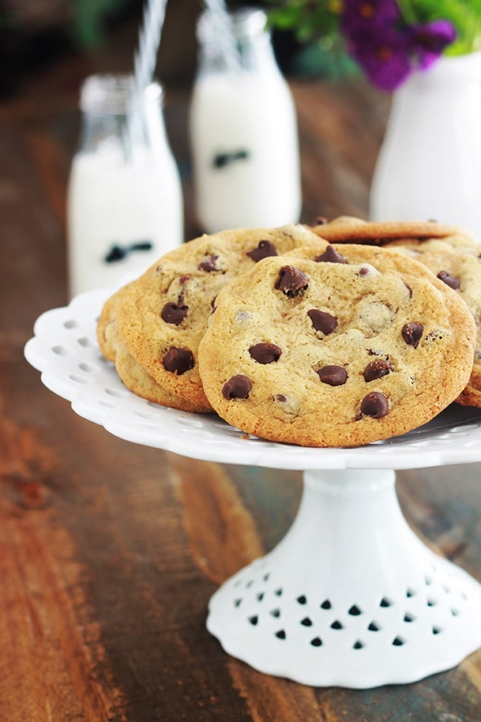 Délicieux cookies aux pépites de chocolat de Pierre Hermé. Une recette facile et rapide à faire. Ca plait à tout le monde ! Petits et grands. Si vous avez des enfants, vous pouvez les préparer avec eux, moi je les fais avec ma fille ! Ils sont superbes pour le goûter.