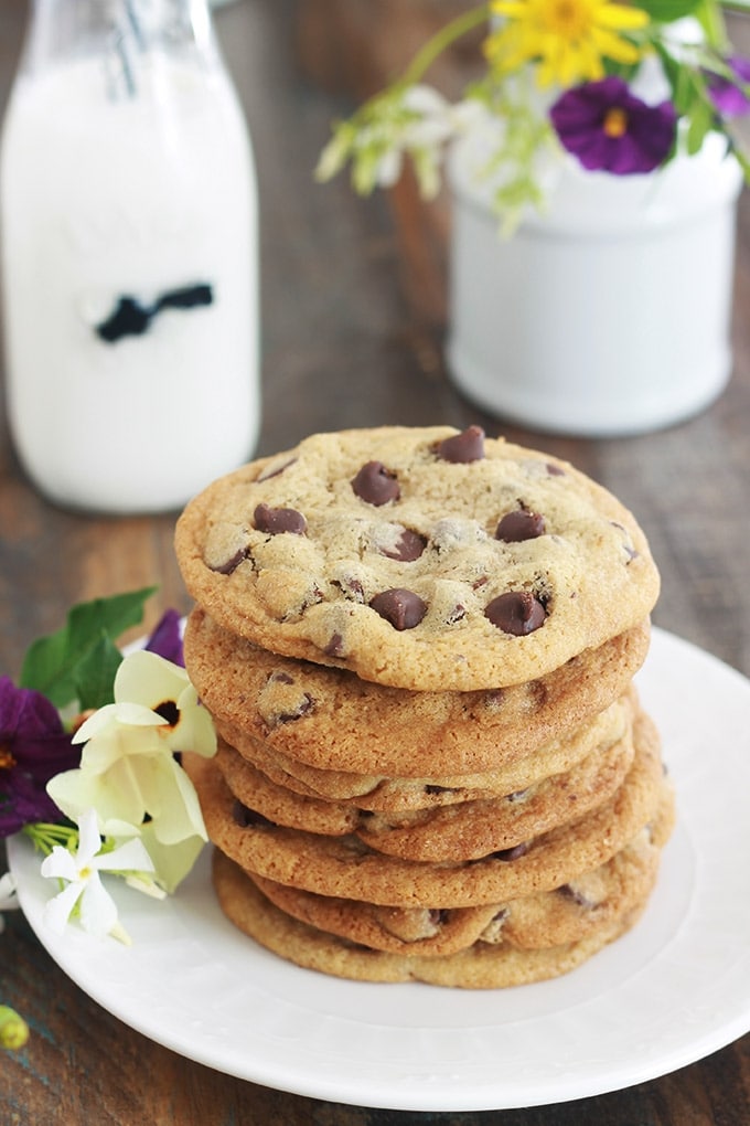 Délicieux cookies aux pépites de chocolat de Pierre Hermé. Une recette facile et rapide à faire. Ca plait à tout le monde ! Petits et grands. Si vous avez des enfants, vous pouvez les préparer avec eux, moi je les fais avec ma fille ! Ils sont superbes pour le goûter.