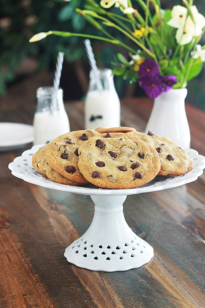 Délicieux cookies aux pépites de chocolat de Pierre Hermé. Une recette facile et rapide à faire. Ca plait à tout le monde ! Petits et grands. Si vous avez des enfants, vous pouvez les préparer avec eux, moi je les fais avec ma fille ! Ils sont superbes pour le goûter.