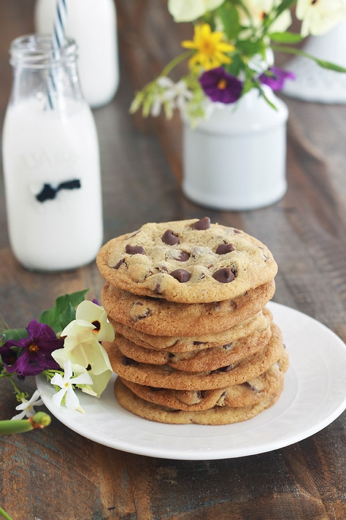 Délicieux cookies aux pépites de chocolat de Pierre Hermé. Une recette facile et rapide à faire. Ca plait à tout le monde ! Petits et grands. Si vous avez des enfants, vous pouvez les préparer avec eux, moi je les fais avec ma fille ! Ils sont superbes pour le goûter.