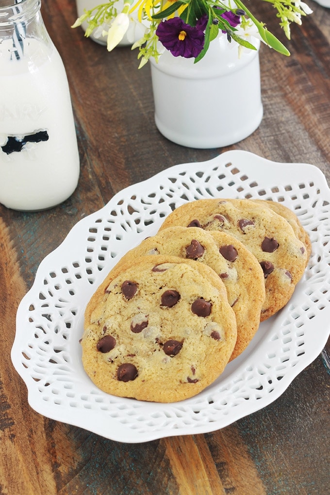 Délicieux cookies aux pépites de chocolat de Pierre Hermé. Une recette facile et rapide à faire. Ca plait à tout le monde ! Petits et grands. Si vous avez des enfants, vous pouvez les préparer avec eux, moi je les fais avec ma fille ! Ils sont superbes pour le goûter.