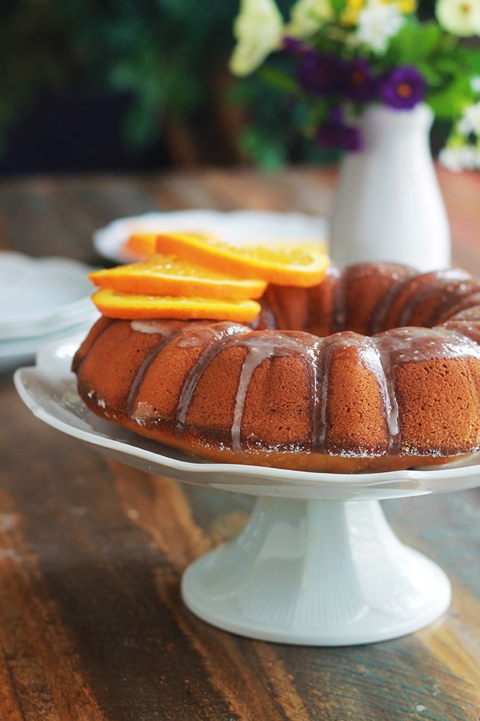 Gâteau à l’orange moelleux, avec éventuellement, un glaçage à l’orange. La recette est très facile et inratable. A base de jus, de pulpe et de zeste d’oranges fraîches. Le gâteau contient peu de sucre. Idéal pour un goûter ou pour emmener à un pique-nique.