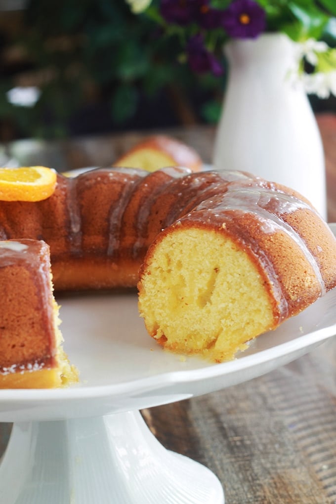 Gâteau à l’orange moelleux, avec éventuellement, un glaçage à l’orange. La recette est très facile et inratable. A base de jus, de pulpe et de zeste d’oranges fraîches. Le gâteau contient peu de sucre. Idéal pour un goûter ou pour emmener à un pique-nique.