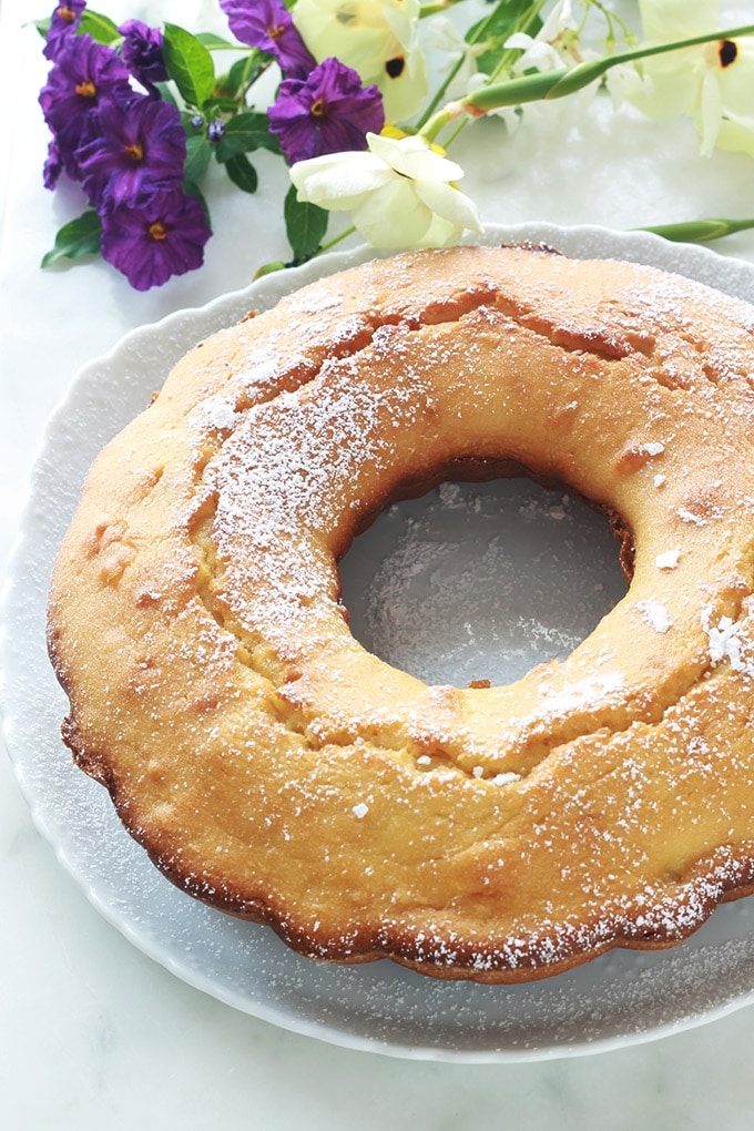 Gâteau à l’orange moelleux, avec éventuellement, un glaçage à l’orange. La recette est très facile et inratable. A base de jus, de pulpe et de zeste d’oranges fraîches. Le gâteau contient peu de sucre. Idéal pour un goûter ou pour emmener à un pique-nique.