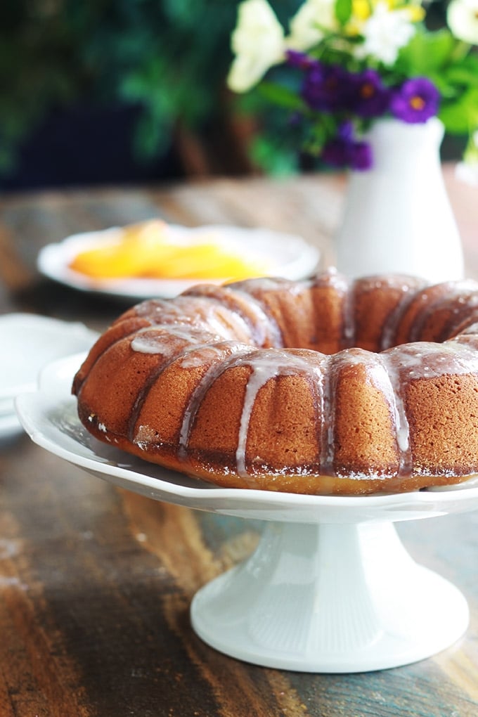 Gâteau à l’orange moelleux, avec éventuellement, un glaçage à l’orange. La recette est très facile et inratable. A base de jus, de pulpe et de zeste d’oranges fraîches. Le gâteau contient peu de sucre. Idéal pour un goûter ou pour emmener à un pique-nique.