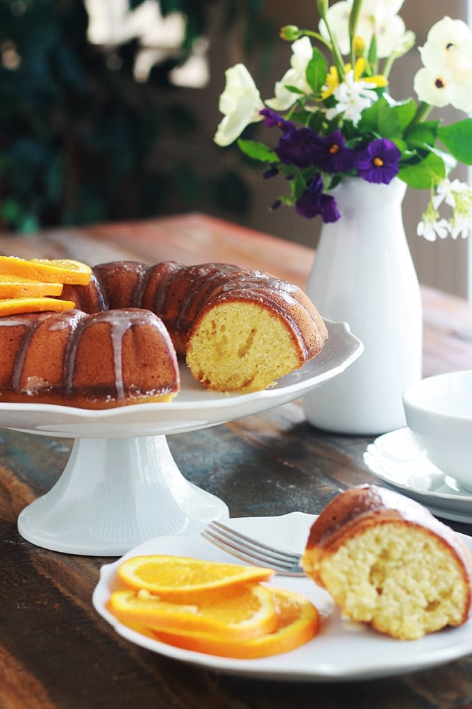 Gâteau à l’orange moelleux, avec éventuellement, un glaçage à l’orange. La recette est très facile et inratable. A base de jus, de pulpe et de zeste d’oranges fraîches. Le gâteau contient peu de sucre. Idéal pour un goûter ou pour emmener à un pique-nique.