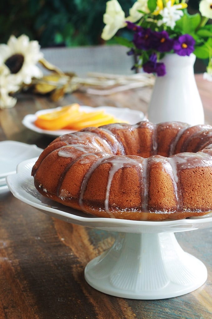 Gâteau à l’orange moelleux, avec éventuellement, un glaçage à l’orange. La recette est très facile et inratable. A base de jus, de pulpe et de zeste d’oranges fraîches. Le gâteau contient peu de sucre. Idéal pour un goûter ou pour emmener à un pique-nique.