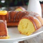 Gâteau à l’orange moelleux, avec éventuellement, un glaçage à l’orange. La recette est très facile et inratable. A base de jus, de pulpe et de zeste d’oranges fraîches. Le gâteau contient peu de sucre. Idéal pour un goûter ou pour emmener à un pique-nique.