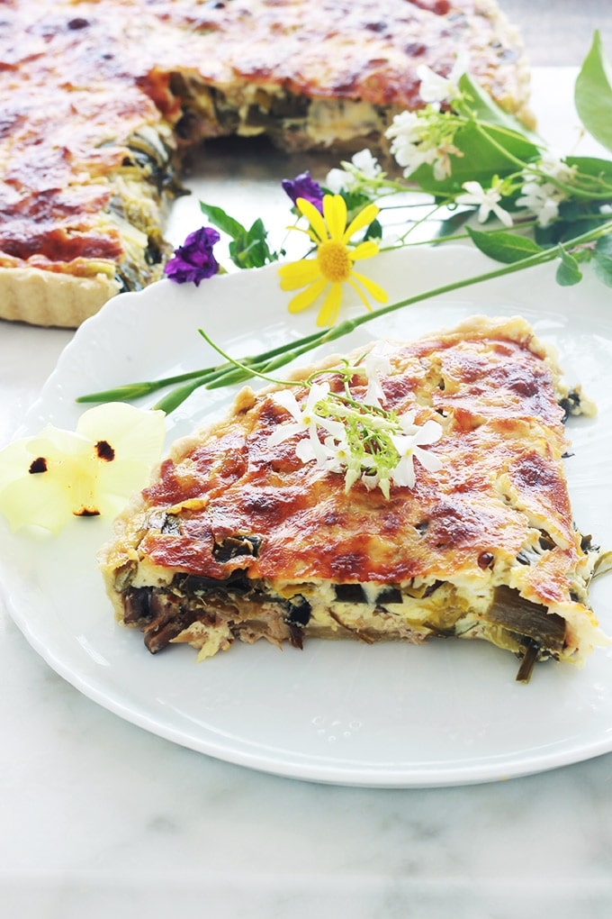 Délicieuse quiche au thon, poireaux, champignons et fromage. Facile et rapide à faire. Avec de la pâte brisée ou feuilletée. Accompagnée d’une salade, ça vous fait un plat complet et économique.