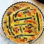 Délicieuse quiche aux asperges, champignons et fromage. Simple, rapide et économique. Vous pouvez utiliser des asperges fraîches de saison, surgelées ou même en boîte. A servir tiède ou froide. Accompagnée d’une petite salade verte, ça vous fait un repas complet.