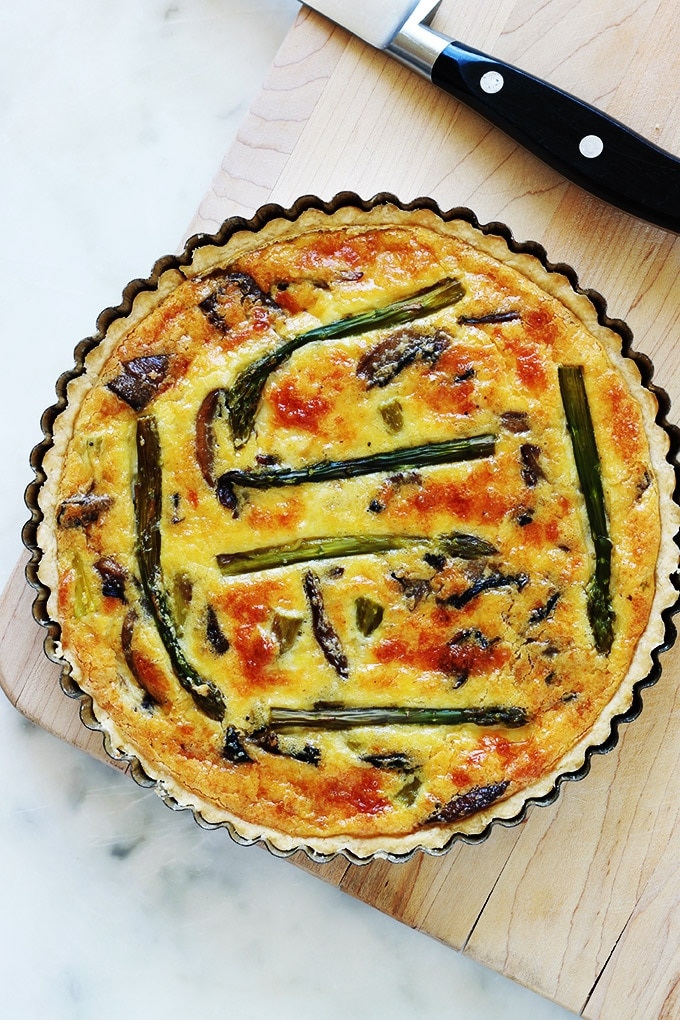 Délicieuse quiche aux asperges, champignons et fromage. Simple, rapide et économique. Vous pouvez utiliser des asperges fraîches de saison, surgelées ou même en boîte. A servir tiède ou froide. Accompagnée d’une petite salade verte, ça vous fait un repas complet.