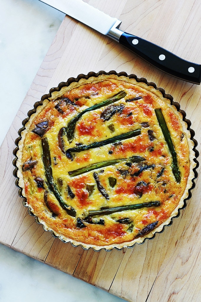 Délicieuse quiche aux asperges, champignons et fromage. Simple, rapide et économique. Vous pouvez utiliser des asperges fraîches de saison, surgelées ou même en boîte. A servir tiède ou froide. Accompagnée d’une petite salade verte, ça vous fait un repas complet.